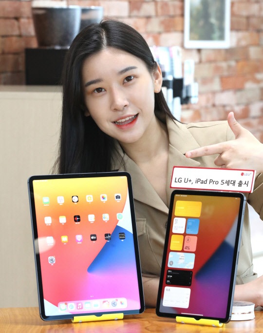 LG유플러스 모델이 애플 아이패드 프로 5세대를 소개하고 있다. LG유플러스 제공